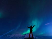 极性北极人北极光极光borealis天空星在朗伊尔城市月亮山的挪威斯瓦尔巴特群岛 免版税库存图片 极性北极人北极光极光borealis天空星在朗伊尔城市月亮山的挪威斯瓦尔巴特群岛 免版税库存图片