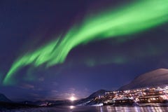 极性北极北极光极光borealis天空星在朗伊尔城市旅行山的挪威斯瓦尔巴特群岛 免版税图库摄影 极性北极北极光极光borealis天空星在朗伊尔城市旅行山的挪威斯瓦尔巴特群岛 免版税图库摄影