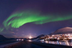 极性北极北极光极光borealis天空星在朗伊尔城市旅行山的挪威斯瓦尔巴特群岛 免版税库存照片 极性北极北极光极光borealis天空星在朗伊尔城市旅行山的挪威斯瓦尔巴特群岛 免版税库存照片
