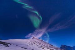 极性北极北极光极光borealis天空星在朗伊尔城市旅行山的挪威斯瓦尔巴特群岛 库存图片 极性北极北极光极光borealis天空星在朗伊尔城市旅行山的挪威斯瓦尔巴特群岛 库存图片