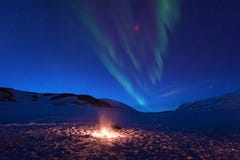 极性北极北极光极光snowscooter borealis天空星在挪威斯瓦尔巴特群岛在朗伊尔城月亮山 图库摄影 极性北极北极光极光snowscooter borealis天空星在挪威斯瓦尔巴特群岛在朗伊尔城月亮山 图库摄影