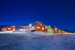 极性北极北极光极光snowscooter borealis天空星在挪威斯瓦尔巴特群岛在朗伊尔城月亮山 图库摄影 极性北极北极光极光snowscooter borealis天空星在挪威斯瓦尔巴特群岛在朗伊尔城月亮山 图库摄影