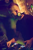 棍打,迪斯科愉快的人民人群的DJ使用的和混合的音乐 夜生活,音乐会光,飘动 免版税库存照片 棍打,迪斯科愉快的人民人群的DJ使用的和混合的音乐 夜生活,音乐会光,飘动 免版税库存照片