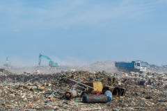 汽车无盖货车和推土机在充分垃圾堆烟、废弃物、塑料瓶、垃圾和垃圾在热带海岛 图库摄影 汽车无盖货车和推土机在充分垃圾堆烟、废弃物、塑料瓶、垃圾和垃圾在热带海岛 图库摄影