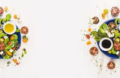 沙拉用蕃茄、绿色、选矿、油和希腊白软干酪在蓝色板材在白色木背景,顶视图,横幅网站的 免版税库存照片 沙拉用蕃茄、绿色、选矿、油和希腊白软干酪在蓝色板材在白色木背景,顶视图,横幅网站的 免版税库存照片