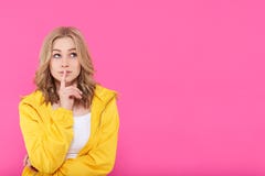 深深五颜六色的衣裳的美丽的时髦女孩在想法,查寻与在嘴唇的手指 有吸引力的纵向妇女年轻人 免版税库存图片 深深五颜六色的衣裳的美丽的时髦女孩在想法,查寻与在嘴唇的手指 有吸引力的纵向妇女年轻人 免版税库存图片