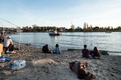 温哥华,BC,加拿大- 2019年4月20日:睡觉在海滩的一个无家可归的人在420节日在温哥华 库存图片 温哥华,BC,加拿大- 2019年4月20日:睡觉在海滩的一个无家可归的人在420节日在温哥华 库存图片