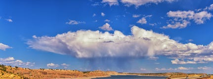 湖饥饿国家公园水库晚夏早秋天全景在桥梁附近的有在Duchesne附近的雨云的在美国高速公路 库存照片 湖饥饿国家公园水库晚夏早秋天全景在桥梁附近的有在Duchesne附近的雨云的在美国高速公路 库存照片