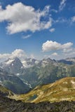 湖高加索山脉在夏天,熔化冰川土坎Arkhyz索非亚湖 俄罗斯的美丽的高山,清楚的冰 免版税库存图片 湖高加索山脉在夏天,熔化冰川土坎Arkhyz索非亚湖 俄罗斯的美丽的高山,清楚的冰 免版税库存图片