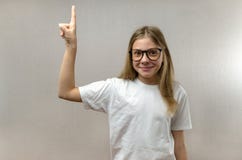 滑稽的女孩惊叹充满喜悦 解决了问题 查寻想法 ?? 免版税库存图片 滑稽的女孩惊叹充满喜悦 解决了问题 查寻想法 ?? 免版税库存图片