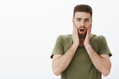 演播室学会可怕的新闻或谣言的被射击震惊人传播握在面颊喘气和下落的办公室手 免版税库存照片 演播室学会可怕的新闻或谣言的被射击震惊人传播握在面颊喘气和下落的办公室手 免版税库存照片
