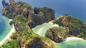 热带酸值洪海岛空中寄生虫视图在从上面蓝色清楚的安达曼海水中,美丽的群岛海岛 库存图片 热带酸值洪海岛空中寄生虫视图在从上面蓝色清楚的安达曼海水中,美丽的群岛海岛 库存图片