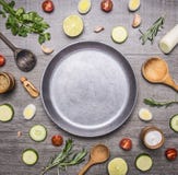 烹调素食食品成分的概念被计划在有刀子的平底锅附近加香料文本的空间在土气木backgr 库存照片 烹调素食食品成分的概念被计划在有刀子的平底锅附近加香料文本的空间在土气木backgr 库存照片