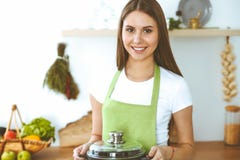 烹调汤的年轻愉快的妇女在厨房里 健康膳食、生活方式和烹饪概念 微笑的学生女孩 库存照片 烹调汤的年轻愉快的妇女在厨房里 健康膳食、生活方式和烹饪概念 微笑的学生女孩 库存照片