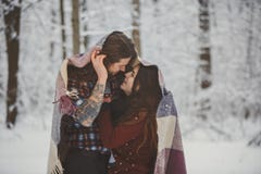 爱恋的夫妇在多雪的冬天森林里 库存照片 爱恋的夫妇在多雪的冬天森林里 库存照片