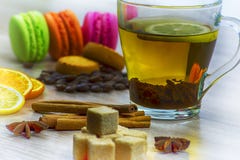 片式柠檬和桔子 托起柠檬茶 咖啡豆、糖ookies蛋白杏仁饼干和片断在桌上的 库存图片 片式柠檬和桔子 托起柠檬茶 咖啡豆、糖ookies蛋白杏仁饼干和片断在桌上的 库存图片