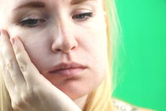 牙问题 Gumboil,涨潮和胀大面颊 遭受强的牙痛的美丽的哀伤的女孩特写镜头 有吸引力的 免版税库存图片 牙问题 Gumboil,涨潮和胀大面颊 遭受强的牙痛的美丽的哀伤的女孩特写镜头 有吸引力的 免版税库存图片