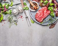 牛排和蔬菜沙拉 肉准备和用卤汁泡格栅或BBQ的在灰色石背景 库存照片 牛排和蔬菜沙拉 肉准备和用卤汁泡格栅或BBQ的在灰色石背景 库存照片