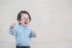 特写镜头哀伤的亚洲孩子啼声,因为他想要某事在与拷贝空间的大理石石墙被构造的背景 免版税库存照片 特写镜头哀伤的亚洲孩子啼声,因为他想要某事在与拷贝空间的大理石石墙被构造的背景 免版税库存照片