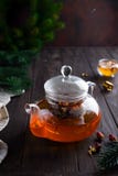 玻璃茶壶用新近地酿造的清凉茶和蜂蜜在木背景 温暖的圣诞节或热的冬天饮料 图库摄影 玻璃茶壶用新近地酿造的清凉茶和蜂蜜在木背景 温暖的圣诞节或热的冬天饮料 图库摄影