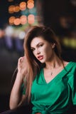 画象时尚时髦性感年轻行家白肤金发的妇女、典雅的夫人、绿色上面和红色裙子,凉快的女孩 城市视图urb 库存照片 画象时尚时髦性感年轻行家白肤金发的妇女、典雅的夫人、绿色上面和红色裙子,凉快的女孩 城市视图urb 库存照片