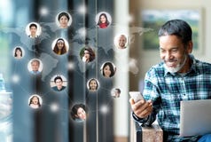 社会媒介网络、连接全世界地图的全球网络连接和人们 微笑的愉快成熟人使用 免版税库存照片 社会媒介网络、连接全世界地图的全球网络连接和人们 微笑的愉快成熟人使用 免版税库存照片