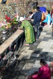 祈祷在金黄岩石附近的献身者 Kyaiktiyo塔 星期一状态 缅甸 库存照片 祈祷在金黄岩石附近的献身者 Kyaiktiyo塔 星期一状态 缅甸 库存照片