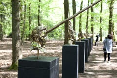 神秘的雕塑在以章节名义的1月Fabre前我- XVIII Park De Hoge Veluwe Otterlo 荷兰 免版税图库摄影 神秘的雕塑在以章节名义的1月Fabre前我- XVIII Park De Hoge Veluwe Otterlo 荷兰 免版税图库摄影