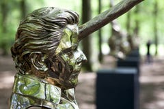 神秘的雕塑在以章节名义的1月Fabre前我- XVIII Park De Hoge Veluwe Otterlo 荷兰 免版税库存图片 神秘的雕塑在以章节名义的1月Fabre前我- XVIII Park De Hoge Veluwe Otterlo 荷兰 免版税库存图片