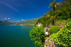 科莫湖和高山山在伦巴第地区,意大利 免版税图库摄影 科莫湖和高山山在伦巴第地区,意大利 免版税图库摄影