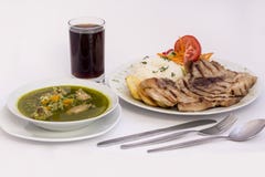 秘鲁盘:香菜) +chicha morada (紫色威士忌酒)和烤肉鸡汤烤了,米 免版税库存图片 秘鲁盘:香菜) +chicha morada (紫色威士忌酒)和烤肉鸡汤烤了,米 免版税库存图片