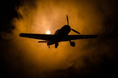 第二次世界大战在日落或深黄火爆炸天空的战斗机 战争场面 在天空的德国figher 免版税库存照片 第二次世界大战在日落或深黄火爆炸天空的战斗机 战争场面 在天空的德国figher 免版税库存照片