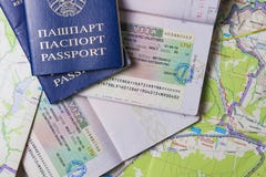 米斯克,白俄罗斯- 2018年4月14日:与申根签证的护照在地图 旅行欧洲概念 图库摄影 米斯克,白俄罗斯- 2018年4月14日:与申根签证的护照在地图 旅行欧洲概念 图库摄影