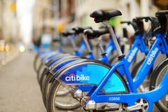纽约- 2015年3月15日:Citi自行车出租自行车行在停放站的在纽约 共有的自行车在stre排队了 免版税库存图片 纽约- 2015年3月15日:Citi自行车出租自行车行在停放站的在纽约 共有的自行车在stre排队了 免版税库存图片