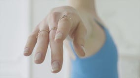 美丽的女孩舞蹈家在顶楼设计执行古典芭蕾的元素 女性跳芭蕾舞者跳舞 关闭 库存照片 美丽的女孩舞蹈家在顶楼设计执行古典芭蕾的元素 女性跳芭蕾舞者跳舞 关闭 库存照片