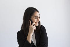 美丽的年轻女商人谈话在她手机和微笑 奶油被装载的饼干 到达天空的企业概念金黄回归键所有权 生活方式 库存照片 美丽的年轻女商人谈话在她手机和微笑 奶油被装载的饼干 到达天空的企业概念金黄回归键所有权 生活方式 库存照片