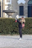 美丽的年轻微笑的女孩漫步与小白色狗 德国矮小的波美丝毛狗 pomeranian 图库摄影 美丽的年轻微笑的女孩漫步与小白色狗 德国矮小的波美丝毛狗 pomeranian 图库摄影