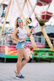 美丽的白肤金发的一个年轻性感的女孩行家的妇女佩带的太阳镜特写镜头画象公园吸引力街道时尚骗局的 免版税图库摄影 美丽的白肤金发的一个年轻性感的女孩行家的妇女佩带的太阳镜特写镜头画象公园吸引力街道时尚骗局的 免版税图库摄影