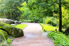 美好的风景设计在公园-橙色走道、绿色树和美丽如画的石头,胡同在公园,乌曼 库存图片 美好的风景设计在公园-橙色走道、绿色树和美丽如画的石头,胡同在公园,乌曼 库存图片