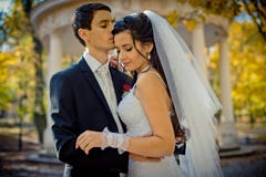 肉欲的婚礼室外画象 时髦的新郎是体贴拥抱和亲吻他前额的华美的恋人 免版税库存照片 肉欲的婚礼室外画象 时髦的新郎是体贴拥抱和亲吻他前额的华美的恋人 免版税库存照片