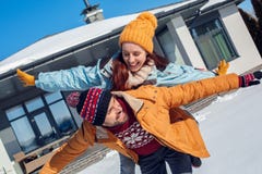 背景海滩异乎寻常的做的海洋沙子雪人热带假期白色冬天 户外一起年轻夫妇身分在使飞行的姿势笑的房子附近嬉戏 库存照片 背景海滩异乎寻常的做的海洋沙子雪人热带假期白色冬天 户外一起年轻夫妇身分在使飞行的姿势笑的房子附近嬉戏 库存照片
