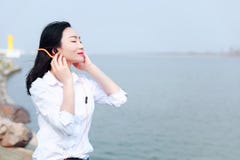 自由的粗心大意的causual秀丽女孩妇女听到音乐由海滩海洋湖河享用放松时间在自然春天夏天 库存照片 自由的粗心大意的causual秀丽女孩妇女听到音乐由海滩海洋湖河享用放松时间在自然春天夏天 库存照片