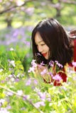 自由粗心大意的causual秀丽女孩气味花在春天公园享受业余时间 库存图片 自由粗心大意的causual秀丽女孩气味花在春天公园享受业余时间 库存图片