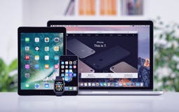 苹果计算机Macbook赞成iPhone 7 iPad和在办公桌上的苹果计算机手表 免版税库存图片 苹果计算机Macbook赞成iPhone 7 iPad和在办公桌上的苹果计算机手表 免版税库存图片