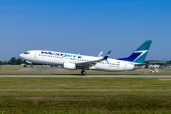 蒙特利尔,魁北克,加拿大- 2017年7月20日:Westjet波音737-800从皮埃尔・埃利奥特・特鲁多国际机场离开 免版税库存照片 蒙特利尔,魁北克,加拿大- 2017年7月20日:Westjet波音737-800从皮埃尔・埃利奥特・特鲁多国际机场离开 免版税库存照片