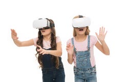 虚拟现实令人激动 女孩小孩佩带vr玻璃白色背景 真正教育概念 现代生活 免版税图库摄影 虚拟现实令人激动 女孩小孩佩带vr玻璃白色背景 真正教育概念 现代生活 免版税图库摄影
