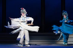 蛇姐妹这第六行动水溢出金黄小山Kunqu Opera“Madame白色Snake†图库摄影 蛇姐妹这第六行动水溢出金黄小山Kunqu Opera“Madame白色Snake†图库摄影