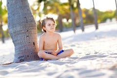 获得白肤金发的小孩的男孩在迈阿密海滩, Key Biscayne的乐趣 使用与沙子和赛跑的愉快的健康逗人喜爱的孩子 库存图片 获得白肤金发的小孩的男孩在迈阿密海滩, Key Biscayne的乐趣 使用与沙子和赛跑的愉快的健康逗人喜爱的孩子 库存图片