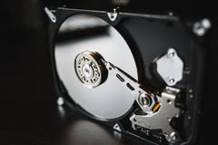 被拆卸的硬盘从计算机(hdd)有镜子作用的 一部分的计算机(个人计算机,膝上型计算机) 库存照片 被拆卸的硬盘从计算机(hdd)有镜子作用的 一部分的计算机(个人计算机,膝上型计算机) 库存照片