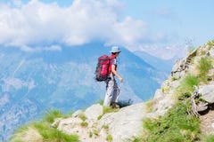 走在山的供徒步旅行的小道的背包徒步旅行者 夏天冒险在阿尔卑斯的暑假 旅行癖人旅行的骗局 库存图片 走在山的供徒步旅行的小道的背包徒步旅行者 夏天冒险在阿尔卑斯的暑假 旅行癖人旅行的骗局 库存图片